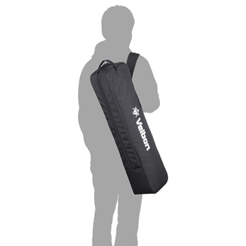 ショルダーパッド付きで重さがある三脚も安全に携帯可能（モデル身長：170cm）